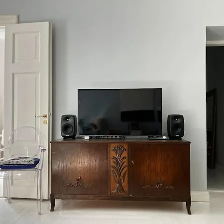 Iso-roba - Perfect Spot In Center, Walk Anywhere Apartment